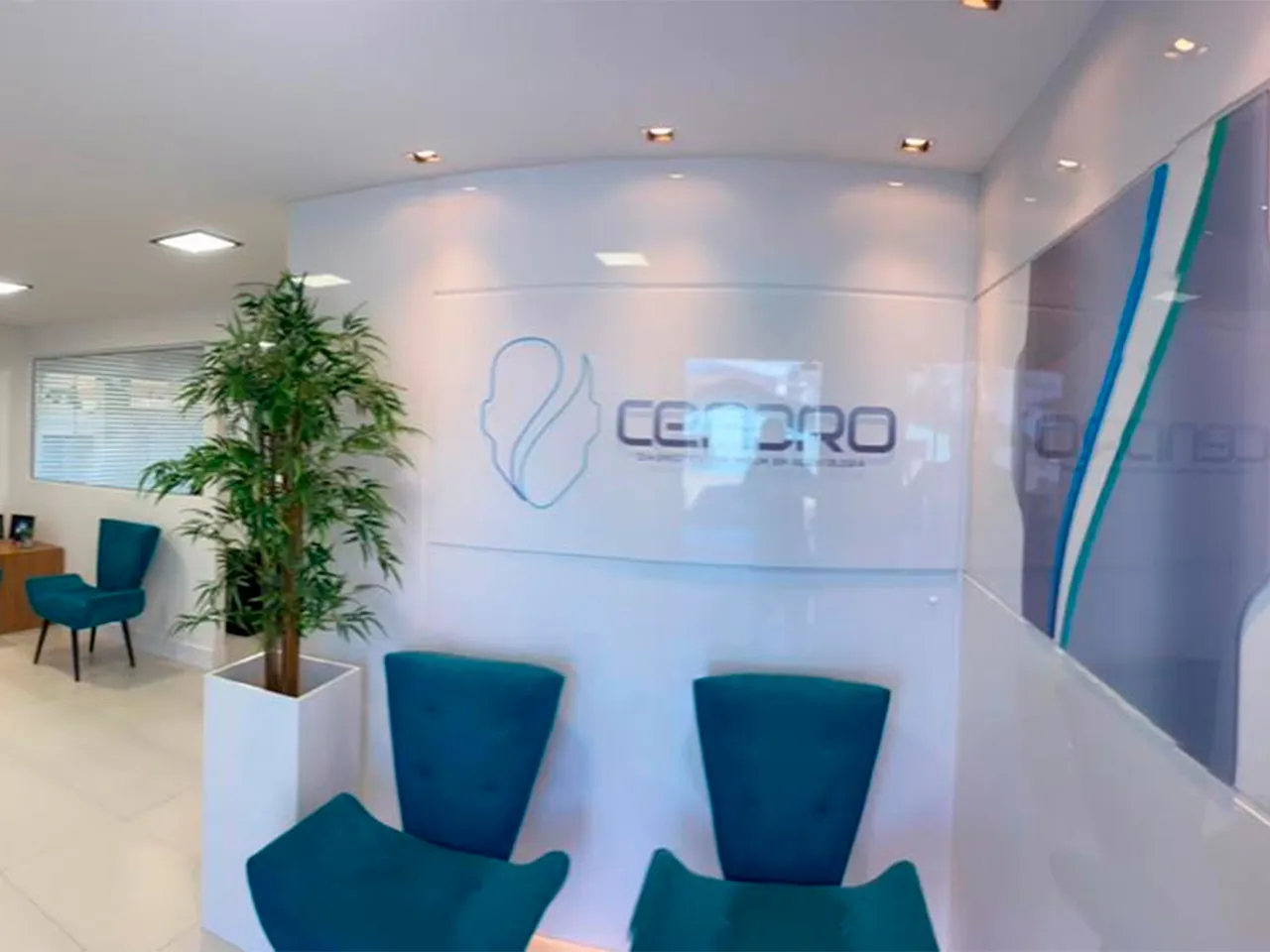 Recepção ampla e iluminada de uma unidade da Cendro